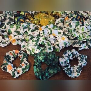 NWOT 🍀 SHAMROCK BUNDLE OF SCRUNCHIES & COINS🍀
